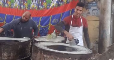 الكنافة الآلى أم البلدى .. "حجاج" أشهر صانعى الكنافة اليدوية بالبحيرة.. فيديو