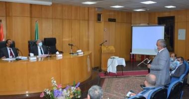 محافظ المنيا يتابع مع لجنة مبادرة حياة كريمة نسب تنفيذ مشروع تطوير الريف 