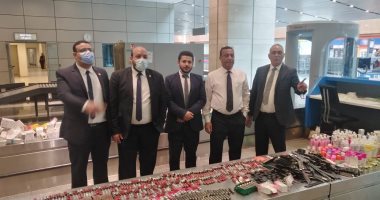 إحباط محاولة تهريب كمية من مستحضرات التجميل والسجائر بمطار القاهرة.. صور 
