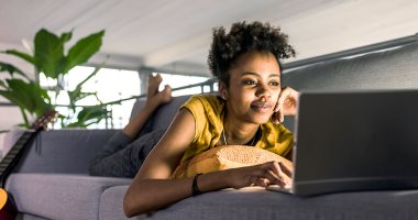 5 مخاطر صحية للعمل على الأريكة بعد جائحة كورونا