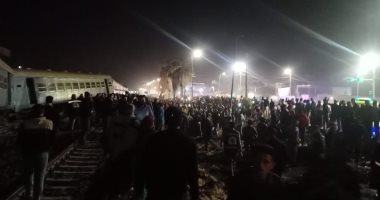 "السكك الحديد" ترفع أثار حادث قطار الشرقية بعد خروجه عن القضبان.. صور