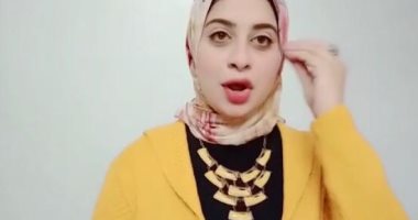 فتاة من الغربية تقدم فيديوهات لذوى الاحتياجات الخاصة من ضعاف السمع.. ريم: تخصصت فى لغة الإشارة عندما شاهدت طفلا يتحدث مع والدته داخل المواصلات.. وأشعر بالسعادة عند مشاركتى هذه الفئة من المجتمع فى جميع المناسبات