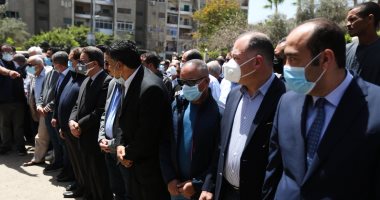 وصول كرم جبر وضياء رشوان لأداء صلاة الجنازة على جثمان مكرم محمد أحمد.. صور