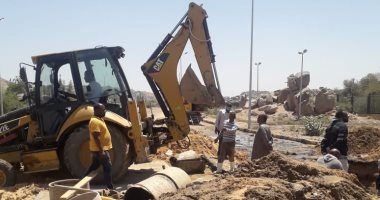إصلاح خط الصرف الرئيسى بطريق فيله بأسوان وإعادة مياه الشرب.. صور