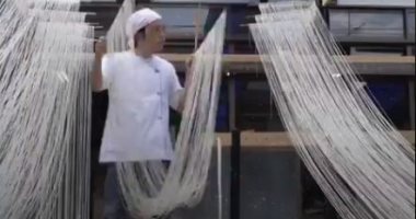 شاهد شاب ياباني يصنع معكرونة يدويا داخل مصنع عمره 350 عاما.. اعرف القصة