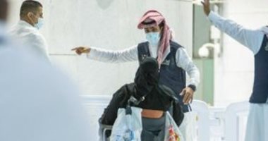 رئاسة الحرمين تكلف موظفين بتوجيه المعتمرين وتطبيق إجراءات كورونا.. صور