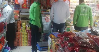 اعدام نصف طن أغذية متنوعة و100 لتر عصائر غير صالحة فى حملات بالغردقة.. صور