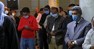 الليلة الخامسة من رمضان.. المصلون يؤدون صلاة التراويح بالسيدة زينب فى أجواء روحانية