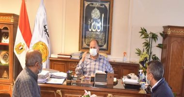 محافظ أسيوط يلتقى مسئولى الطرق ويكلف بالالتزام بالجداول الزمنية لمشروعات الرصف