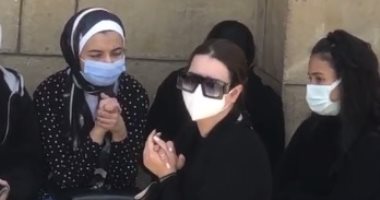 انهيار هنادى مهنا فى جنازة والدة زوجها أحمد خالد صالح.. صور وفيديو