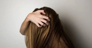روتين العناية بالشعر ومنع تساقطه فى الصيف.. نظافة فروة الرأس الأهم