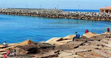 الحر يضرب الإسكندرية مع رياح خفيفة محملة بالأتربة والذروة يوم الاثنين.. أهالى الإسكندرية هربوا من حرارة الشمس الحارقة أسفل البورجلات.. وبعض الصبية تسللوا لمياه البحر فى المناطق الصخرية.. فيديو وصور