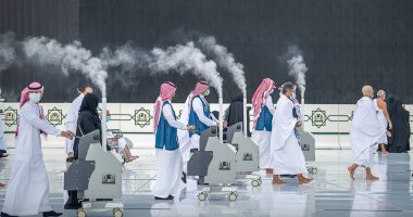 تعقيم صحن المطاف بالكعبة المشرفة قبل صلاة مغرب خامس أيام رمضان.. صور
