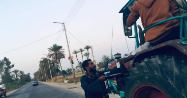 بيشوي قبطي يوزع العصائر والتمر بالطرق على الصائمين في وقت الإفطار بقنا.. صور