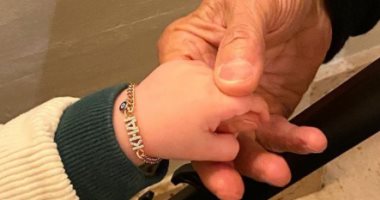 محمد حديد فى صورة مع "khai" ابنة جيجى.. ويعلق: "يدا بيد مع حفيدتى الجميلة"