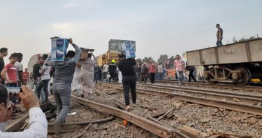 الأهالى يوزعون وجبات الإفطار للمتضررين من حادث قطار طوخ.. صور