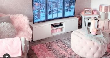 امرأة بريطانية تحول منزلها لقصر باللون البينك بصورة كاملة.. اعرف التفاصيل