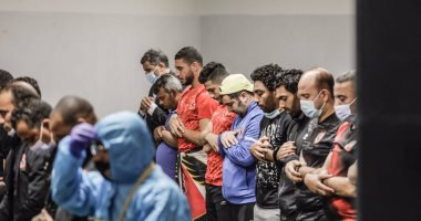 لاعبو الأهلي يؤدون صلاة العشاء والتراويح قبل مباراة القمة في استاد القاهرة.. صور