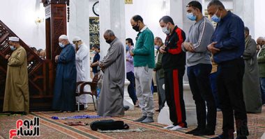 بالكمامة والتباعد الاجتماعى.. أداء صلاة الظهر بمسجد السيدة نفيسة
