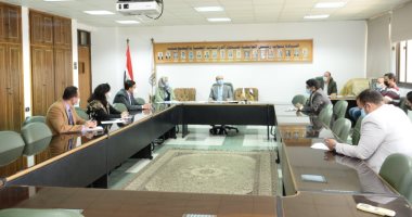 نائب رئيس جامعة أسيوط يناقش الخطط والتوصيات وإجراءات السفر والرعاية المبعوثين