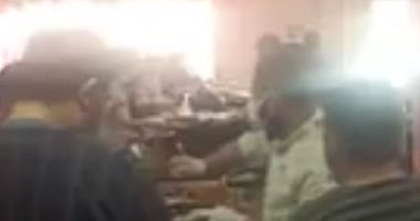 شباب بنى سويف يجهزون وجبات الإفطار فى مطبخ الخير على صوت التواشيح.. لايف