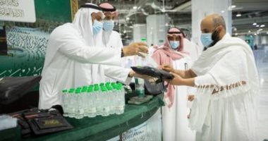 رئاسة الحرمين تهدى المعتمرين بالمسجد الحرام سجادة صلاة وماء زمزم.. صور