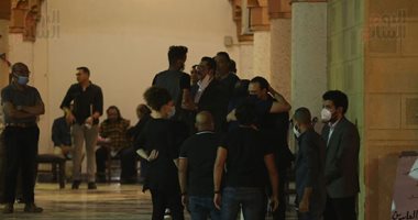 بدء عزاء والدة أحمد خالد صالح ومصطفى خاطر وطارق عبد العزيز أول الحاضرين