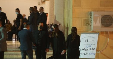يسرا وأشرف زكى ونجوم مسرح مصر يقدمون واجب العزاء فى زوجة خالد صالح.. صور