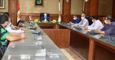 نائب محافظ سوهاج يجتمع باللجنة الفنية لمتابعة المراكز التكنولوجية لخدمة المواطنين
