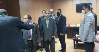 النائب عمرو درويش يطالب بإعادة النظر فى البنية التحتية ومنظومة السكة الحديد.. صور