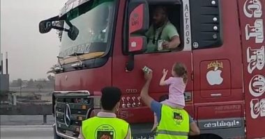 "كمال" يشارك بصورة ابنته أثناء توزيع وجبات الإفطار على المارة بالمنوفية