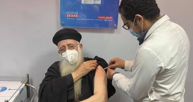قيادات بيت العائلة ونقيب الأطباء الأسبق يتلقون لقاح كورونا بحميات الأقصر.. صور