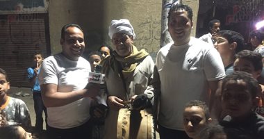 أشهر مسحراتى بالإسماعيلية يطرب قلوب الأهالى فى الشهر الكريم.. فيديو لايف