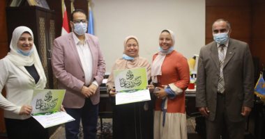 وكيل "تعليم الغربية" يُكرم معلمات التربية الفنية لتميزهن فى العمل