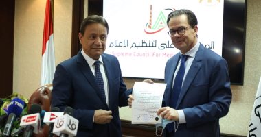"الأعلى للإعلام" يسلم قنوات فضائية ومواقع الإلكترونية وفقت أوضاعها تراخيصها.. كرم جبر: تقنين الأوضاع يهدف لحماية كافة الأطراف وليس للتقييد أو فرض الرسوم.. ويؤكد: نرحب بكل الوسائل العربية والأجنبية