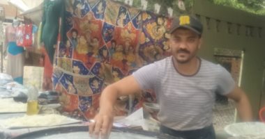  إمبراطور الكنافة البلدى فى البحيرة.. عنانى يرسم أكثر من 100 شكل وحرف "صور"