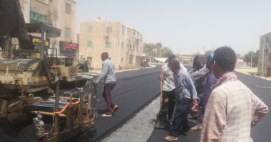 عرق الصائمين .. شاهد تفانى العمال لانجاز أكبر عملية رصف بمركز الداخلة 