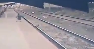 عامل بالسكة الحديد فى الهند ينقذ طفلا من الموت فى اللحظة الأخيرة.. فيديو