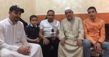 حقا إنها أسرة قرآنية.. عائلة أذهلت السوشيال ميديا بترتيل القرآن والإنشاد الديني.. 5 أبناء ينتسبون للأزهر الشريف حاملين كتاب الله.. يخوضون منافسات بينهم على القراءة والإمتاع.. والأب: حفظوا القرآن لوجه الله فقط