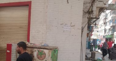 حى الدقى يشمع محلين لبيع الخضروات بشارع سليمان جوهر لإشغال الطريق