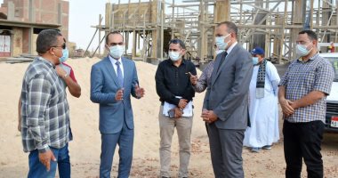 نائب محافظ سوهاج يشدد على العاملين بمشروعات "حياة كريمة" الالتزام بالإجراءات الاحترازية