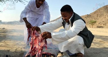 إفطر بالسلات وإحبس بالجبنة فى قلب الصحراء الشرقية.. شوى اللحم على أحجار البازلت أشهر وجبات قبائل حلايب وشلاتين فى رمضان.. ودمج البن بالحبهان سيد المشاريب فى الأودية الجبلية