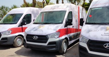 التخطيط تسلم التنمية المحلية 12 سيارة للعمل كمراكز تكنولوجية متنقلة.. صور