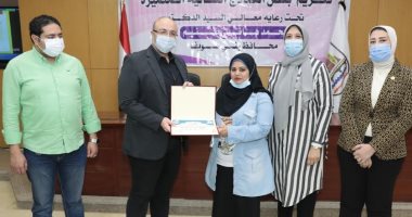 محافظ بنى سويف يُكرًم 15 سيدة وفتاة من النماذج النسائية الناجحة