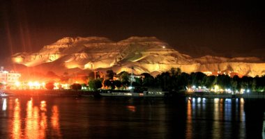 "فتحى" يوثق موهبته فى فن التصوير الفوتوغرافى بمتاحف الأقصر