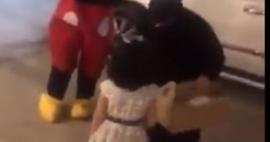 بصحبة ميكى ماوس.. معلمة سعودية تتحدى كورونا لتوزيع هدايا النجاح.. فيديو