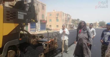 عرق الصائمين فى نهار رمضان.. عمال يتفانون لإنجاز أكبر عملية رصف للطرق فى مدينة موط بالداخلة فى درجة حرارة 45 مئوية.. إحلال وتوسعة جميع شوارع المدينة بتكلفة 30 مليون جنيه