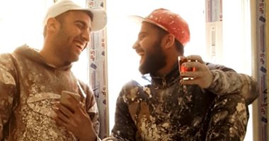 يا حلاوة الإيد الشقيانة.. حكاية صورة قلبت السوشيال بضحكة من القلب لصديقين