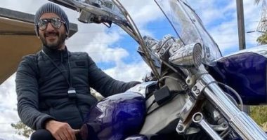 أحمد حلمى فى صورة على الموتوسيكل ويعلق ساخرا: "لسه شايل السنادات"