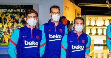 ميسي وزملاؤه يزورون متحف برشلونة برفقة كومان لوضع كأس إسبانيا الجديد.. صور